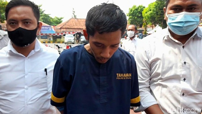 Pelaku pembunuhan terhadap pasutri di Tegal mengungkap latar belakang terjadinya pembunuhan itu. Alasan pembunuhan itu karena sakit hati sering direndahkan.