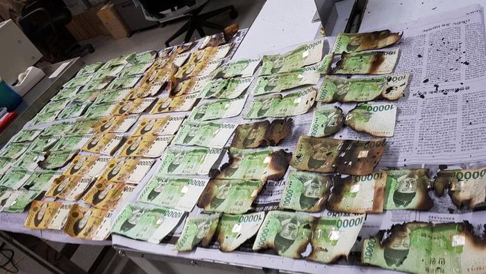 Uang yang dipanaskan dalam microwave Foto dari Bank of Korea pada 31 Juli 2020 memperlihatkan kerusakan uang akibat dipanaskan dalam microwave.