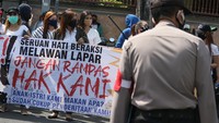 Sejumlah pekerja tempat hiburan malam dan pekerja seni hiburan malam ini berunjuk rasa di Balai Kota Surabaya, Jawa Timur, Senin (3/8/2020). Mereka mengaku sudah lebih dari 5 bulan tak bisa bekerja dan mencari nafkah untuk memenuhi kebutuhan hidupnya. ANTARA FOTO/Didik Suhartono