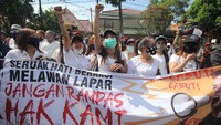 Para pekerja malam yang menjerit itu tak hanya terjadi di Ibu Kota Jakarta, melainkan di berbagai daerah di Indonesia. Seperti di Surabaya ini salah satunya. Mereka mendesak Pemkot Surabaya untuk menghapus pemberlakuan jam malam yang mempengaruhi keberlangsungan pekerjaan mereka. ANTARA FOTO/Didik Suhartono