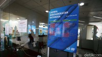 Kini jam operasional MRT pada weekdays (hari kerja) pukul 05.00 WIB sampai dengan pukul 22.00 WIB dan weekend (akhir pekan) pukul 06.00 WIB sampai dengan pukul 20.00 WIB.