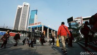 Para penumpang hilir mudik di Stasiun MRT BNI City.