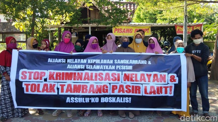 Warga demo kawal 3 warga Pulau Kodingareng diperiksa polisi karena aksi perobekan amplop dari penambang pasir (Hermawan-detikcom).