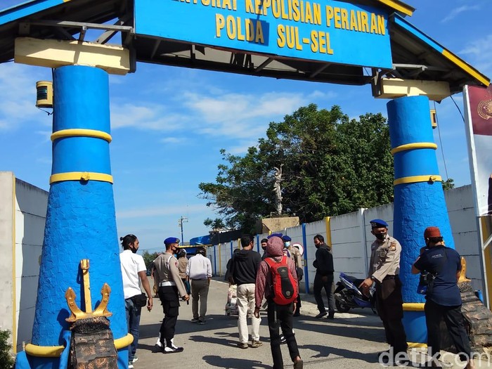 Warga demo kawal 3 warga Pulau Kodingareng diperiksa polisi karena aksi perobekan amplop dari penambang pasir (Hermawan-detikcom).