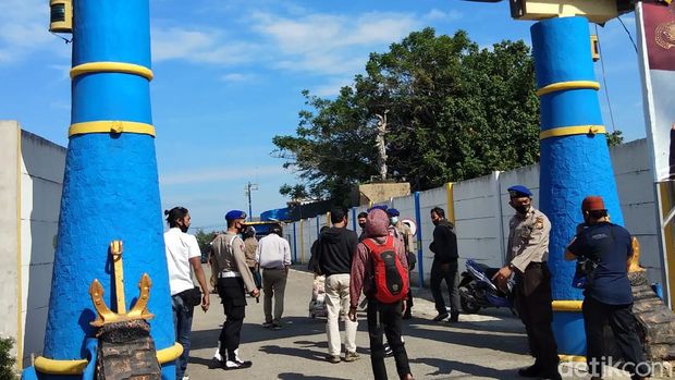 Warga demo kawal 3 warga Pulau Kodingareng diperiksa polisi karena aksi perobekan amplop dari penambang pasir (Hermawan-detikcom).