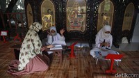 Aktivitas belajar dilakukan di rumah Sri Wiwoho di Perumahan Depok Mulya 1, Depok, Jawa Barat.