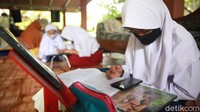 Mereka diwajibkan memakai masker.