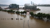 Otoritas penanggulangan bencana setempat melaporkan bahwa banjir menggenangi lahan pertanian seluas lebih dari 5.751 hektare dan menggenangi sebagian ruas jalan raya serta jembatan di ibu kota Seoul.