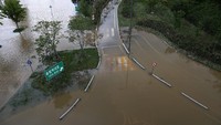 Banjir memicu kemacetan dan berdampak pada kerusakan infrastruktur di ibu kota Korsel tersebut.