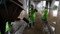 Di Korea Utara (Korut), negara tetangga Korsel, media nasionalnya merilis peringatan soal potensi banjir. Disebutkan media nasional Korut bahwa beberapa area diguyur hujan sangat deras.