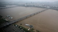 Hujan deras yang mengguyur Korea Selatan (Korsel) selama beberapa hari telah memicu banjir yang memaksa 1.000 orang mengungsi dari rumah masing-masing. Nahas, bencana alam ini telah menewaskan 13 orang di Korsel, dengan 13 orang lainnya dilaporkan hilang.