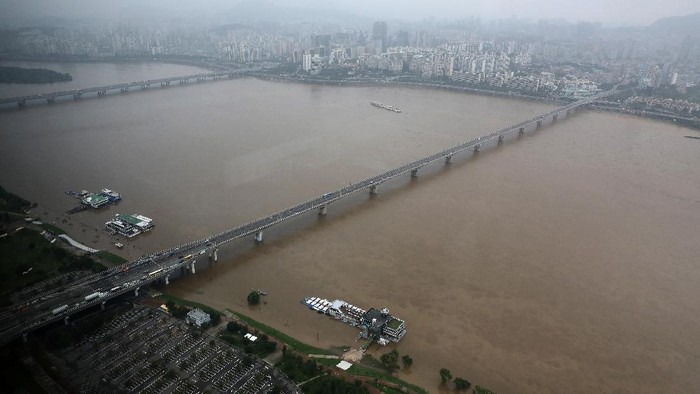 13 Orang Tewas dan Ribuan Warga Mengungsi Imbas Banjir Korsel Banjir melanda Korea Selatan usai hujan deras guyur kawasan tersebut sejak beberapa hari lalu. 13 orang diketahui tewas dan ribuan orang dilaporkan mengungsi.