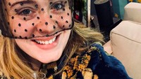 Pertengahan tahun 2018, Adele masih terlihat chubby. Kala itu ia menikmati segelas champagne untuk merayakan pernikahan Pangeran Harry dan Meghan Markle. Foto: Instagram adele