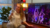 Mengenai penampilannya yang saat ini sangat langsing, banyak netizen tak mengenali sosok Adele. Banyak yang memujinya, namun banyak juga yang lebih menyukai penampilan Adele yang lebih berisi. Foto: Instagram adele