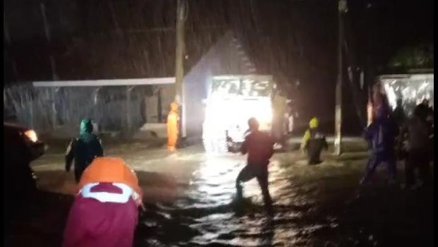 Air Sungai Masamba meluap membuat sejumlah warga panik dan berlarian (dok. PMI)