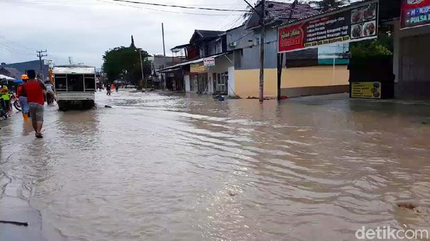 Air Sungai Masamba meluap membuat sejumlah warga panik dan berlarian (M Riyas/detikcom)