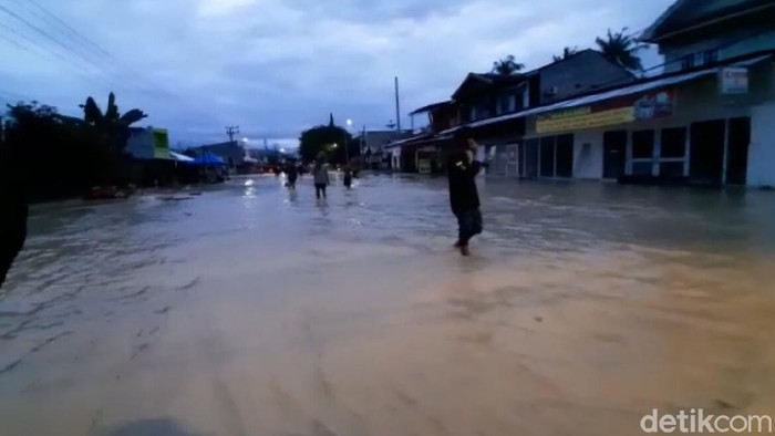 Air Sungai Masamba meluap membuat sejumlah warga panik dan berlarian (M Riyas/detikcom)
