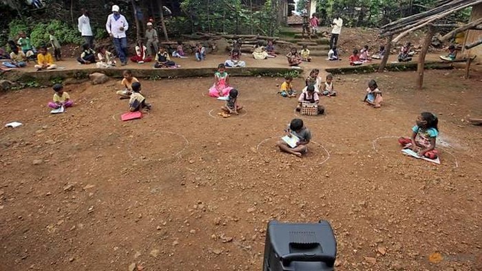 Schoolchildren learn with the help of pre-recorded lessons in Dandwal village, Maharashtra. (Photo: AFP)