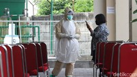 Sejumlah kontak dekat yang merupakan pegawai sekantor pasien tersebut harus menjalani tes swab.