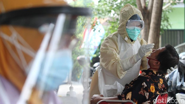 ASN Pemkot Solo Jalani Swab Test Imbas Pegawai Positif Corona Seorang pegawai Bagian Humas dan Protokol Setda Pemkot Solo terkonfirmasi positif virus Corona. Akibatnya satu gedung di Balai Kota Solo harus ditutup selama tujuh hari.