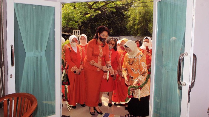Aula Ibu Bangsa untuk Para Lansia Kongres Wanita Indonesia (Kowani) meresmikan aula Ibu Bangsa di Yayasan Bina Daya Wanita di Jakarta. Tempat ini untuk Penyandang Masalah Kesejahteraan Sosial (PMKS).