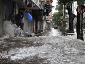 Ngerinya Banjir di India: Orang Terbawa Arus-Rumah Roboh