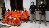 Para tersangka yang dihadirkan dalam pemusnahan barang bukti narkoba sebanyak 10 orang. Mereka dihadirkan dengan memakai baju tahanan. Tangannya juga diborgol.