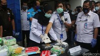 Petugas melakukan uji laboratorium sebelum pemusnahan barang bukti sabu.