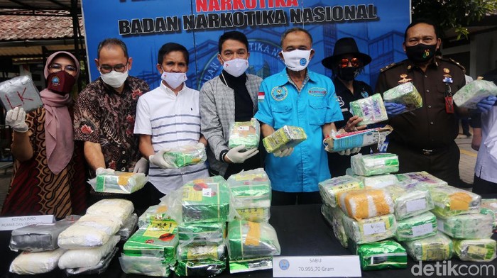 BNN Musnahkan 70 Kg Sabu Kepala BNN Komjen Pol Heru Winarko melakukan pemusnahan barang bukti narkoba di Gedung BNN, Jakarta, Selasa (4/8/2020). BNN memusnakan 70 kg sabu dan 224 gram ganja.