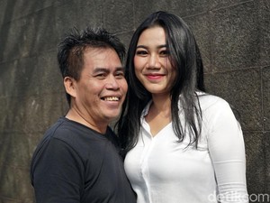 Beda Usia 28 Tahun, Bopak Castello di Depan Istri: Saya Nggak Ganjen