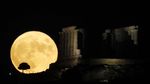 Eksotisnya Bulan Purnama di Atas Kuil Poseidon Yunani