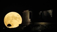 Bulan purnama tersebut terlihat sangat indah saat disaksikan dari Kuil Poseidon di Cape Sounion, Yunani.