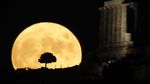 Eksotisnya Bulan Purnama di Atas Kuil Poseidon Yunani