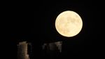 Eksotisnya Bulan Purnama di Atas Kuil Poseidon Yunani