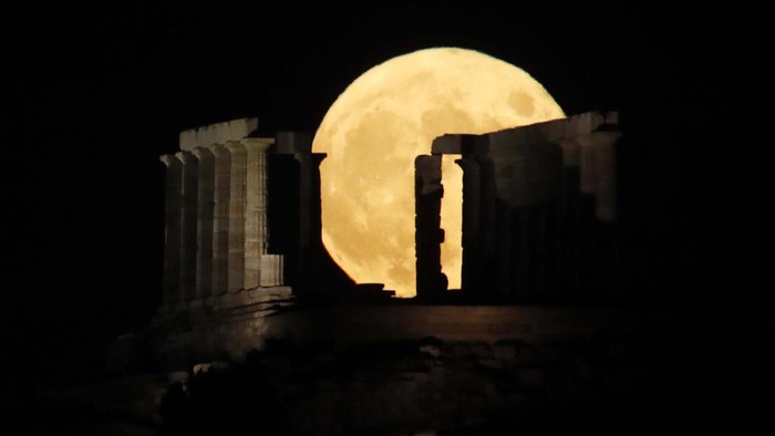 Bulan Purnama The moon rises over the columns of the ancient marble Temple of Poseidon at Cape Sounion, about 70 Km (45 miles) south of Athens, Monday, Aug. 3, 2020. (AP Photo/Thanassis Stavrakis)
