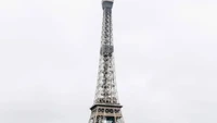 Chef Marinka berpose di depan Menara Eiffel di Paris, Prancis. Foto: Instagram Chef Marinka