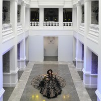 Para model memeragakan koleksi desainer China dalam China Fashion Week 2020/2021 Autumn/Winter. Pertamakalinya China Fashion Week digelar tanpa penonton karena adanya virus Corona. Foto: Lintao Zhang/ Getty Images.