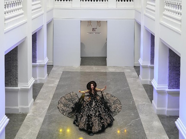 Para model memeragakan koleksi desainer China dalam China Fashion Week 2020/2021 Autumn/Winter. Pertamakalinya China Fashion Week digelar tanpa penonton karena adanya virus Corona. Foto: Lintao Zhang/ Getty Images.