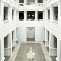 Para model memeragakan koleksi desainer China dalam China Fashion Week 2020/2021 Autumn/Winter. Pertamakalinya China Fashion Week digelar tanpa penonton karena adanya virus Corona. Foto: Lintao Zhang/ Getty Images.