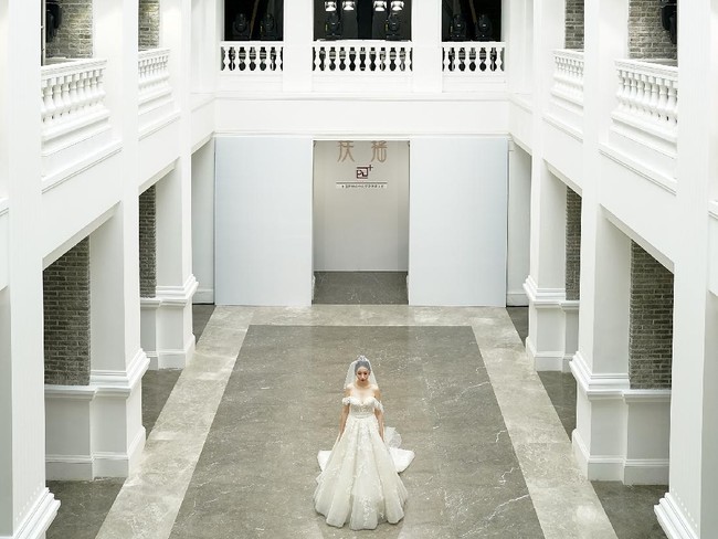 Para model memeragakan koleksi desainer China dalam China Fashion Week 2020/2021 Autumn/Winter. Pertamakalinya China Fashion Week digelar tanpa penonton karena adanya virus Corona. Foto: Lintao Zhang/ Getty Images.