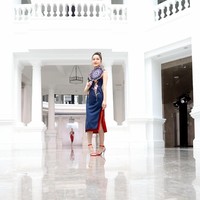 Para model memeragakan koleksi desainer China dalam China Fashion Week 2020/2021 Autumn/Winter. Pertamakalinya China Fashion Week digelar tanpa penonton karena adanya virus Corona. Foto: Lintao Zhang/ Getty Images.