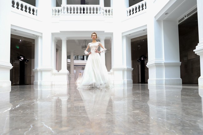 Para model memeragakan koleksi desainer China dalam China Fashion Week 2020/2021 Autumn/Winter. Pertamakalinya China Fashion Week digelar tanpa penonton karena adanya virus Corona. Foto: Lintao Zhang/ Getty Images.