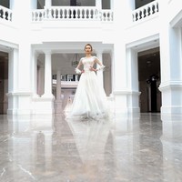 Para model memeragakan koleksi desainer China dalam China Fashion Week 2020/2021 Autumn/Winter. Pertamakalinya China Fashion Week digelar tanpa penonton karena adanya virus Corona. Foto: Lintao Zhang/ Getty Images.