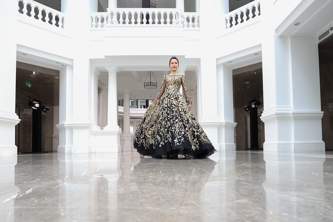 Para model memeragakan koleksi desainer China dalam China Fashion Week 2020/2021 Autumn/Winter. Pertamakalinya China Fashion Week digelar tanpa penonton karena adanya virus Corona. Foto: Lintao Zhang/ Getty Images.
