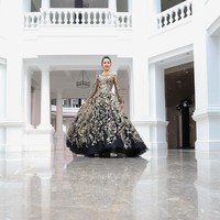 Para model memeragakan koleksi desainer China dalam China Fashion Week 2020/2021 Autumn/Winter. Pertamakalinya China Fashion Week digelar tanpa penonton karena adanya virus Corona. Foto: Lintao Zhang/ Getty Images.