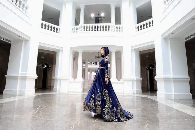 Para model memeragakan koleksi desainer China dalam China Fashion Week 2020/2021 Autumn/Winter. Pertamakalinya China Fashion Week digelar tanpa penonton karena adanya virus Corona. Foto: Lintao Zhang/ Getty Images.