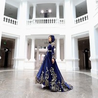 Para model memeragakan koleksi desainer China dalam China Fashion Week 2020/2021 Autumn/Winter. Pertamakalinya China Fashion Week digelar tanpa penonton karena adanya virus Corona. Foto: Lintao Zhang/ Getty Images.