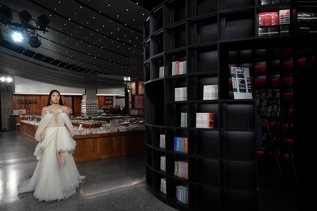 Para model memeragakan koleksi desainer China dalam China Fashion Week 2020/2021 Autumn/Winter. Pertamakalinya China Fashion Week digelar tanpa penonton karena adanya virus Corona. Foto: Lintao Zhang/ Getty Images.