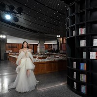 Para model memeragakan koleksi desainer China dalam China Fashion Week 2020/2021 Autumn/Winter. Pertamakalinya China Fashion Week digelar tanpa penonton karena adanya virus Corona. Foto: Lintao Zhang/ Getty Images.