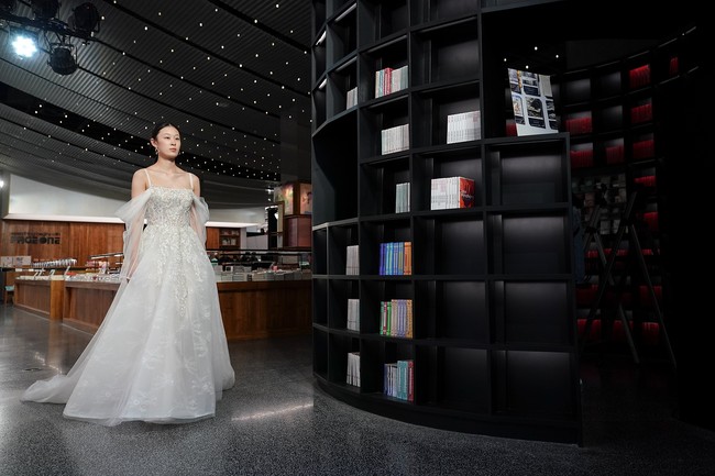 Para model memeragakan koleksi desainer China dalam China Fashion Week 2020/2021 Autumn/Winter. Pertamakalinya China Fashion Week digelar tanpa penonton karena adanya virus Corona. Foto: Lintao Zhang/ Getty Images.